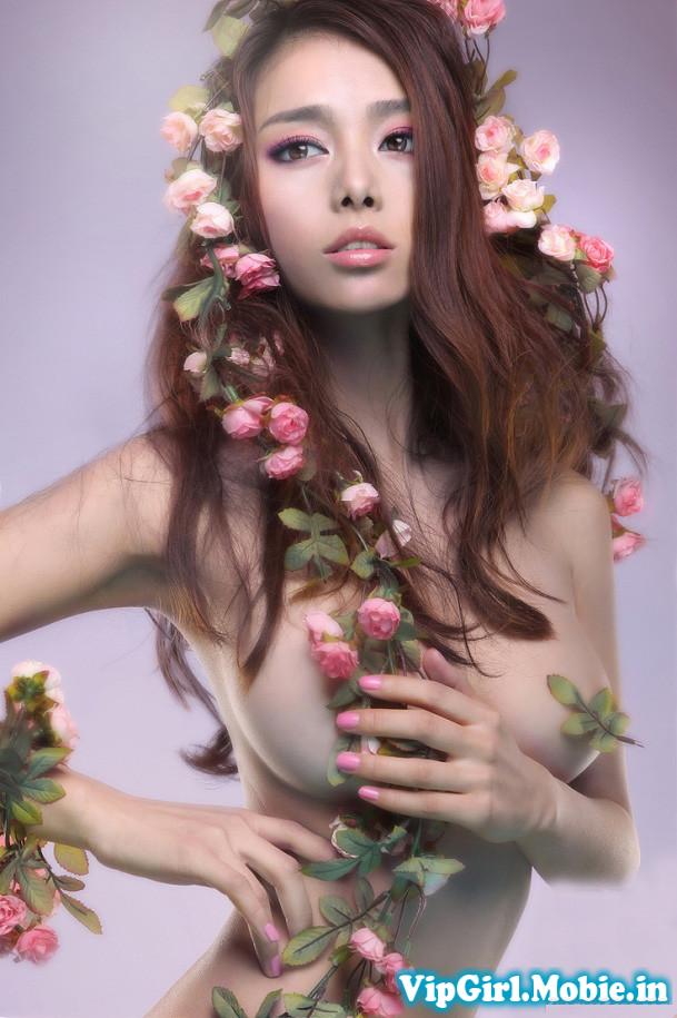 Gái xinh khỏa thân nghệ thuật khoe ngực với hoa và lá